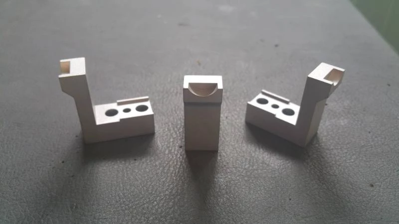 Trois supports en aluminium usinés et percés