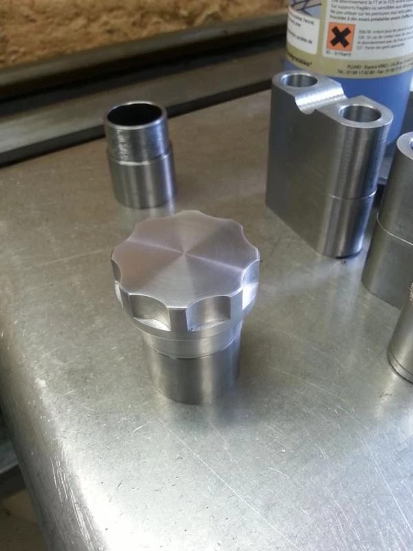Pièces cylindriques en aluminium sorties de tournage dans l'atelier USINAGE 2J