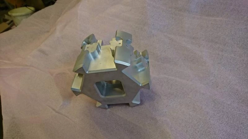 Petit rotor à ailettes en aluminium posé sur un tissu de protection