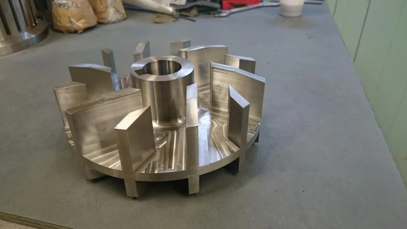 Rotor à ailettes d'ensemble émulseur posé sur l'établi après usinage