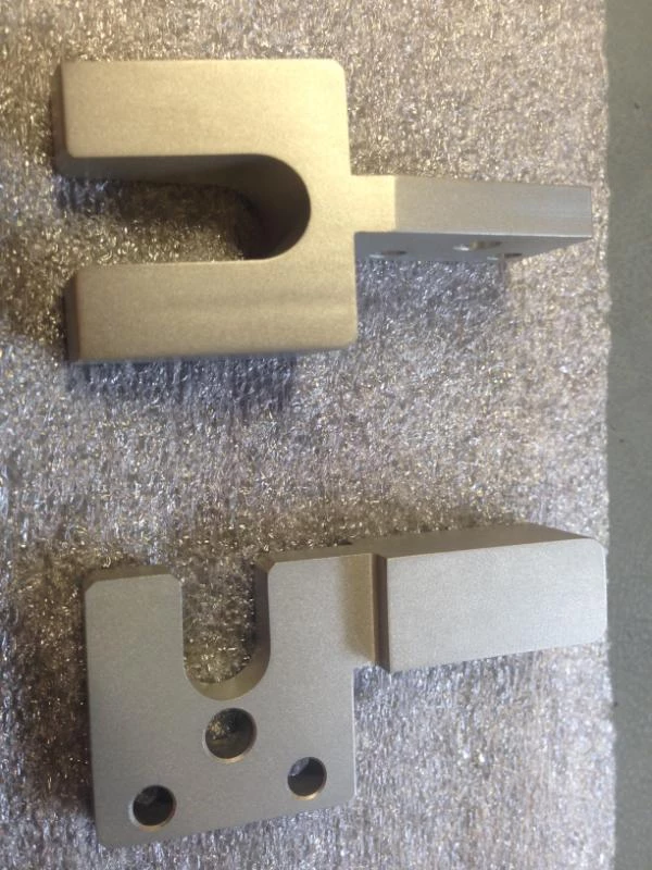 Pièces en inox usinées à plat, contournées et percées
