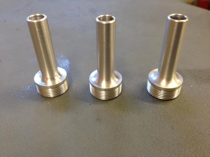 Embouts cylindriques filetés usinés sur tour numérique par USINAGE 2J