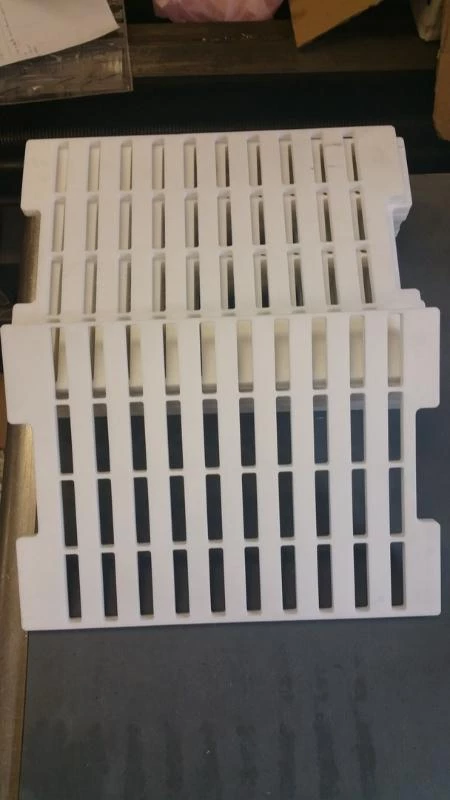 Grille technique usinée dans un plastique blanc